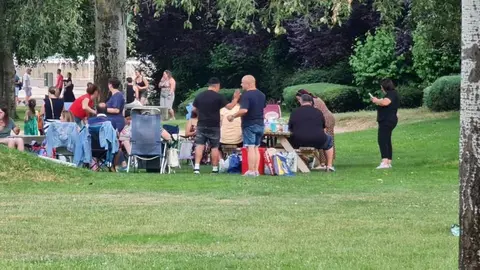 Este lunes por la tarde, decenas de familias leonesas se lanzaron al césped con manteles, tortillas y neveras a cuestas, recuperando una costumbre que parecía olvidada: el picnic urbano.