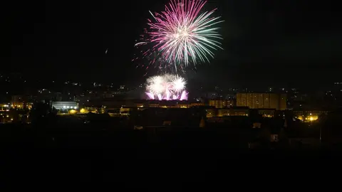 El innovador espectáculo de fuegos artificiales en León, pensado para ser inclusivo y respetuoso con el entorno, terminó rindiéndose al estruendo tradicional