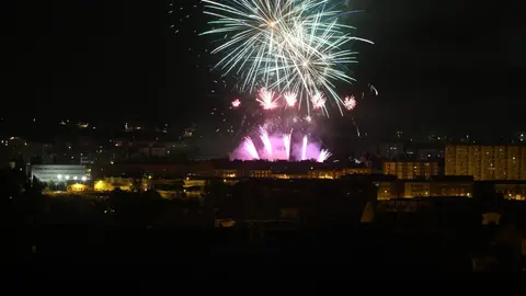 El innovador espectáculo de fuegos artificiales en León, pensado para ser inclusivo y respetuoso con el entorno, terminó rindiéndose al estruendo tradicional. Fotos de Isaac Llamazares