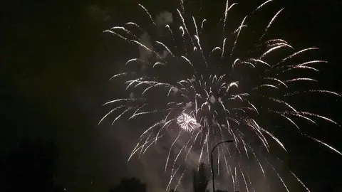 El innovador espectáculo de fuegos artificiales en León, pensado para ser inclusivo y respetuoso con el entorno, terminó rindiéndose al estruendo tradicional