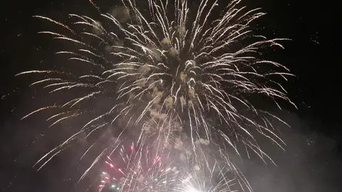 El innovador espectáculo de fuegos artificiales en León, pensado para ser inclusivo y respetuoso con el entorno, terminó rindiéndose al estruendo tradicional