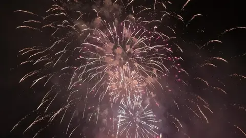 El innovador espectáculo de fuegos artificiales en León, pensado para ser inclusivo y respetuoso con el entorno, terminó rindiéndose al estruendo tradicional