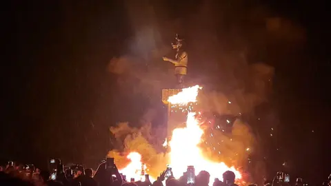 León celebró su noche más mágica entre tradición y modernidad, aunque la lluvia interrumpió el ritual justo cuando comenzaba a arder la emblemática hoguera en Eras de Renueva.
