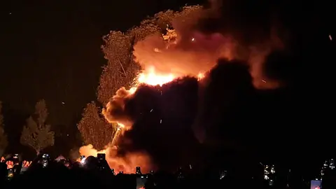 León celebró su noche más mágica entre tradición y modernidad, aunque la lluvia interrumpió el ritual justo cuando comenzaba a arder la emblemática hoguera en Eras de Renueva.