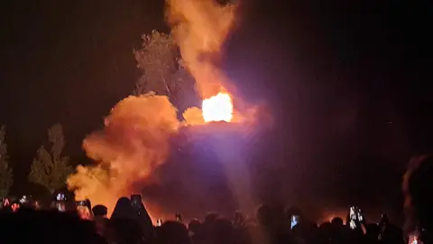 León celebró su noche más mágica entre tradición y modernidad, aunque la lluvia interrumpió el ritual justo cuando comenzaba a arder la emblemática hoguera en Eras de Renueva.