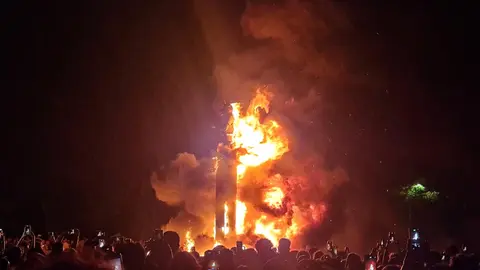 León celebró su noche más mágica entre tradición y modernidad, aunque la lluvia interrumpió el ritual justo cuando comenzaba a arder la emblemática hoguera en Eras de Renueva.