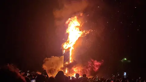 León celebró su noche más mágica entre tradición y modernidad, aunque la lluvia interrumpió el ritual justo cuando comenzaba a arder la emblemática hoguera en Eras de Renueva.
