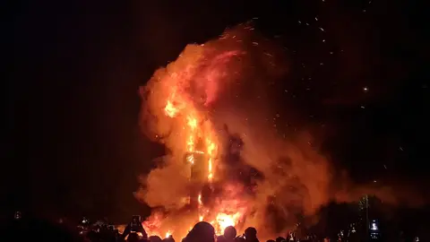 León celebró su noche más mágica entre tradición y modernidad, aunque la lluvia interrumpió el ritual justo cuando comenzaba a arder la emblemática hoguera en Eras de Renueva.