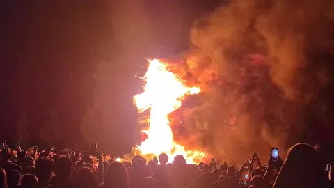 León celebró su noche más mágica entre tradición y modernidad, aunque la lluvia interrumpió el ritual justo cuando comenzaba a arder la emblemática hoguera en Eras de Renueva.