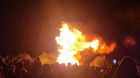 León celebró su noche más mágica entre tradición y modernidad, aunque la lluvia interrumpió el ritual justo cuando comenzaba a arder la emblemática hoguera en Eras de Renueva.