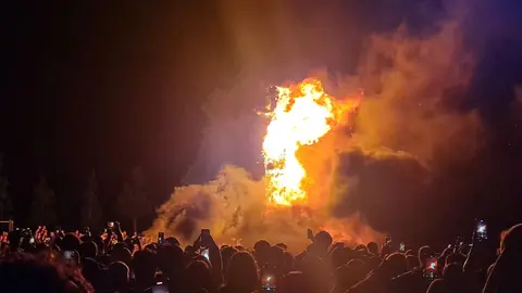 León celebró su noche más mágica entre tradición y modernidad, aunque la lluvia interrumpió el ritual justo cuando comenzaba a arder la emblemática hoguera en Eras de Renueva.