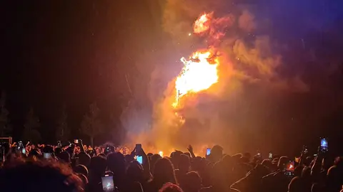 León celebró su noche más mágica entre tradición y modernidad, aunque la lluvia interrumpió el ritual justo cuando comenzaba a arder la emblemática hoguera en Eras de Renueva.