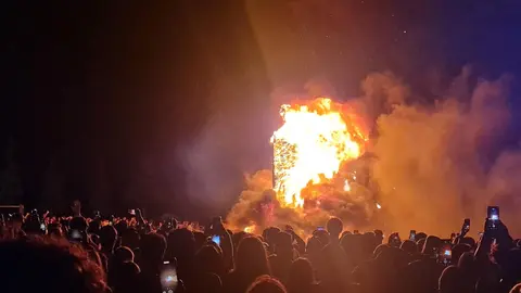León celebró su noche más mágica entre tradición y modernidad, aunque la lluvia interrumpió el ritual justo cuando comenzaba a arder la emblemática hoguera en Eras de Renueva.