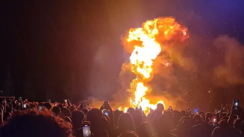 León celebró su noche más mágica entre tradición y modernidad, aunque la lluvia interrumpió el ritual justo cuando comenzaba a arder la emblemática hoguera en Eras de Renueva.