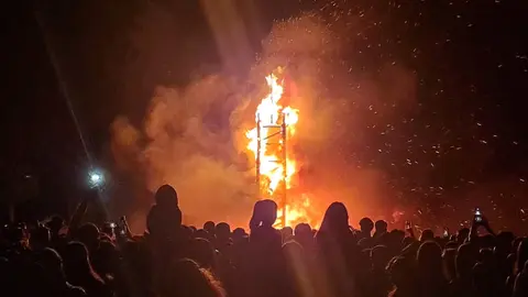 León celebró su noche más mágica entre tradición y modernidad, aunque la lluvia interrumpió el ritual justo cuando comenzaba a arder la emblemática hoguera en Eras de Renueva.