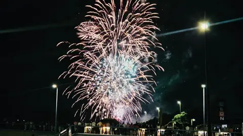El innovador espectáculo de fuegos artificiales en León, pensado para ser inclusivo y respetuoso con el entorno, terminó rindiéndose al estruendo tradicional