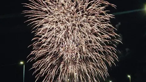 El innovador espectáculo de fuegos artificiales en León, pensado para ser inclusivo y respetuoso con el entorno, terminó rindiéndose al estruendo tradicional