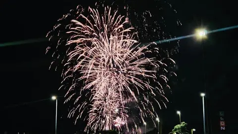 El innovador espectáculo de fuegos artificiales en León, pensado para ser inclusivo y respetuoso con el entorno, terminó rindiéndose al estruendo tradicional