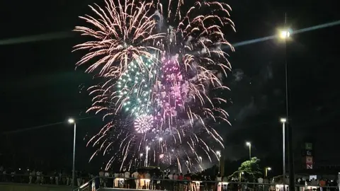 El innovador espectáculo de fuegos artificiales en León, pensado para ser inclusivo y respetuoso con el entorno, terminó rindiéndose al estruendo tradicional. Fotos de Isaac Llamazares