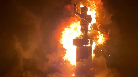 León celebró su noche más mágica entre tradición y modernidad, aunque la lluvia interrumpió el ritual justo cuando comenzaba a arder la emblemática hoguera en Eras de Renueva.