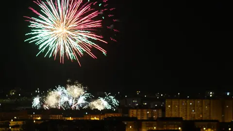 El innovador espectáculo de fuegos artificiales en León, pensado para ser inclusivo y respetuoso con el entorno, terminó rindiéndose al estruendo tradicional. Fotos de Isaac Llamazares