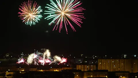 El innovador espectáculo de fuegos artificiales en León, pensado para ser inclusivo y respetuoso con el entorno, terminó rindiéndose al estruendo tradicional. Fotos de Isaac Llamazares