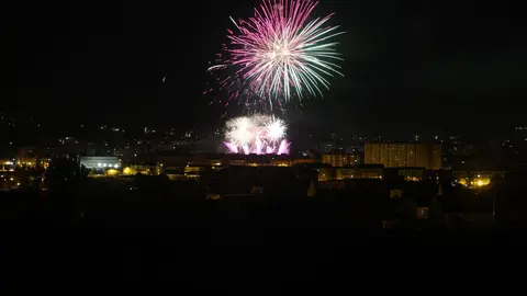 El innovador espectáculo de fuegos artificiales en León, pensado para ser inclusivo y respetuoso con el entorno, terminó rindiéndose al estruendo tradicional. Fotos de Isaac Llamazares