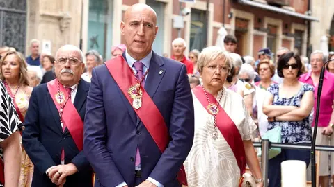 La corporación municipal de la capital leonesa, asiste a la tradicional misa de san Juan, que también contará con la presencia del presidente de las Cortes de Castilla y León, Carlos Pollán. Foto: Campillo.
