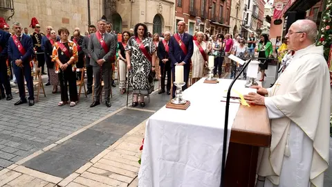 La corporación municipal de la capital leonesa, asiste a la tradicional misa de san Juan, que también contará con la presencia del presidente de las Cortes de Castilla y León, Carlos Pollán. Foto: Campillo.