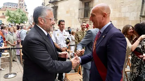 La corporación municipal de la capital leonesa, asiste a la tradicional misa de san Juan, que también contará con la presencia del presidente de las Cortes de Castilla y León, Carlos Pollán. Foto: Campillo.