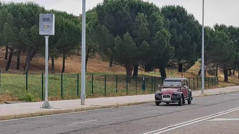 El Ayuntamiento recupera la visión del radar en este punto del vial después de que fuera vandalizado. 