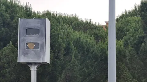 El Ayuntamiento recupera la visión del radar en este punto del vial después de que fuera vandalizado. 