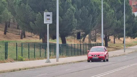 El Ayuntamiento recupera la visión del radar en este punto del vial después de que fuera vandalizado. 