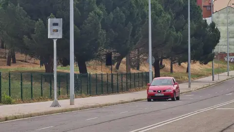 El Ayuntamiento recupera la visión del radar en este punto del vial después de que fuera vandalizado. 