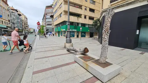 La escultura es un trabajo del artista leonés José Antonio Alonso-Santocildes Sutil y forma parte de un conjunto que el escultor tituló 'Bosques de la Buena Esperanza' ya vandalizado en 2023.