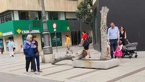 La escultura es un trabajo del artista leonés José Antonio Alonso-Santocildes Sutil y forma parte de un conjunto que el escultor tituló 'Bosques de la Buena Esperanza' ya vandalizado en 2023.