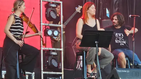 La exvocalista de La Oreja de Van Gogh inicia su carrera en solitario en un concierto inolvidable en la explanada de los Pendones Leoneses, antes de ceder el testigo a La Misión. En la imagen, en los ensayos previos a su actuación.