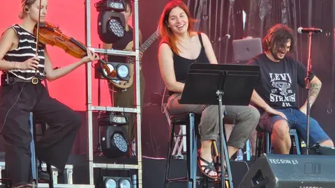 La exvocalista de La Oreja de Van Gogh inicia su carrera en solitario en un concierto inolvidable en la explanada de los Pendones Leoneses, antes de ceder el testigo a La Misión. En la imagen, en los ensayos previos a su actuación.