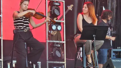 La exvocalista de La Oreja de Van Gogh inicia su carrera en solitario en un concierto inolvidable en la explanada de los Pendones Leoneses, antes de ceder el testigo a La Misión. En la imagen, en los ensayos previos a su actuación.