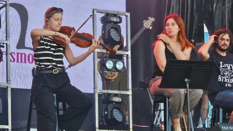 La exvocalista de La Oreja de Van Gogh inicia su carrera en solitario en un concierto inolvidable en la explanada de los Pendones Leoneses, antes de ceder el testigo a La Misión. En la imagen, en los ensayos previos a su actuación.