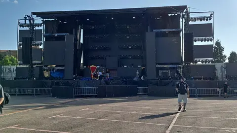 La exvocalista de La Oreja de Van Gogh inicia su carrera en solitario en un concierto inolvidable en la explanada de los Pendones Leoneses, antes de ceder el testigo a La Misión. En la imagen, los preparativos de La Mision.