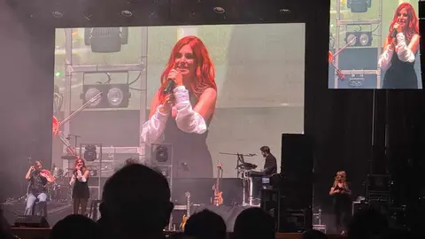 La exvocalista de La Oreja de Van Gogh inicia su carrera en solitario en un concierto inolvidable en la explanada de los Pendones Leoneses, antes de ceder el testigo a La Misión. En la imagen, Leire Martínez durante su concierto.
