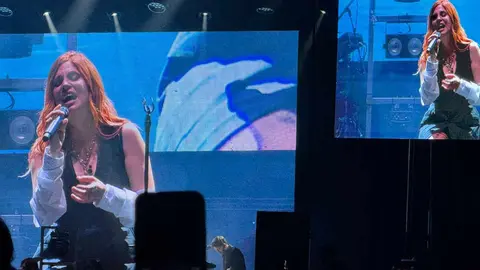 La exvocalista de La Oreja de Van Gogh inicia su carrera en solitario en un concierto inolvidable en la explanada de los Pendones Leoneses, antes de ceder el testigo a La Misión. En la imagen, Leire Martínez durante su concierto.