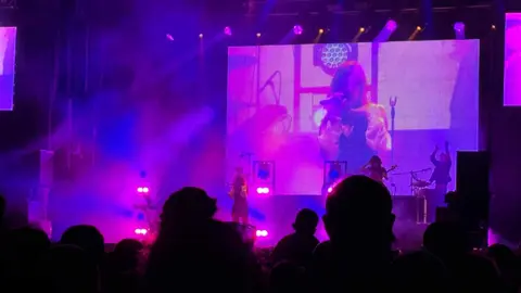 La exvocalista de La Oreja de Van Gogh inicia su carrera en solitario en un concierto inolvidable en la explanada de los Pendones Leoneses, antes de ceder el testigo a La Misión. En la imagen, Leire Martínez durante su concierto.