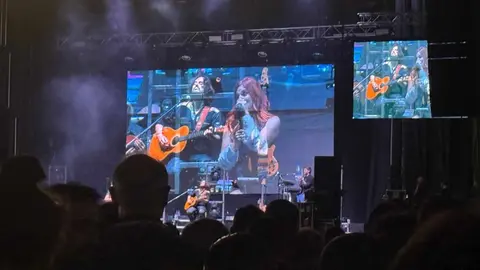 La exvocalista de La Oreja de Van Gogh inicia su carrera en solitario en un concierto inolvidable en la explanada de los Pendones Leoneses, antes de ceder el testigo a La Misión. En la imagen, Leire Martínez durante su concierto.