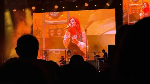 La exvocalista de La Oreja de Van Gogh inicia su carrera en solitario en un concierto inolvidable en la explanada de los Pendones Leoneses, antes de ceder el testigo a La Misión. En la imagen, Leire Martínez durante su concierto.