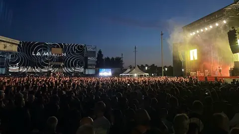 La exvocalista de La Oreja de Van Gogh inicia su carrera en solitario en un concierto inolvidable en la explanada de los Pendones Leoneses, antes de ceder el testigo a La Misión. En la imagen, Leire Martínez durante su concierto.