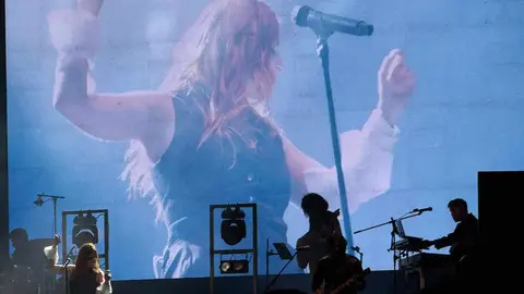 La exvocalista de La Oreja de Van Gogh inicia su carrera en solitario en un concierto inolvidable en la explanada de los Pendones Leoneses, antes de ceder el testigo a La Misión. En la imagen, Leire Martínez durante su concierto.