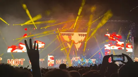 La exvocalista de La Oreja de Van Gogh inicia su carrera en solitario en un concierto inolvidable en la explanada de los Pendones Leoneses, antes de ceder el testigo a La Misión. En la imagen, La Misión durante su espectáculo.