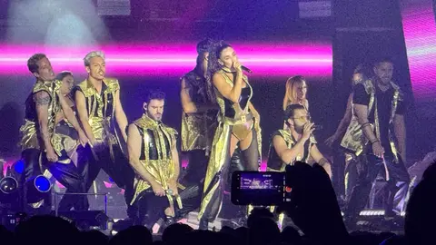 La exvocalista de La Oreja de Van Gogh inicia su carrera en solitario en un concierto inolvidable en la explanada de los Pendones Leoneses, antes de ceder el testigo a La Misión. En la imagen, La Misión durante su espectáculo.